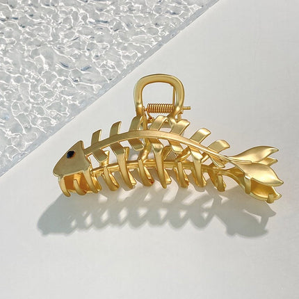 Einzigartiges Fischgräten-Design mit großer goldener Krallen-Haarspange