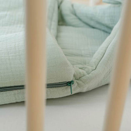 Grünes Babynest aus Bio-Baumwolle